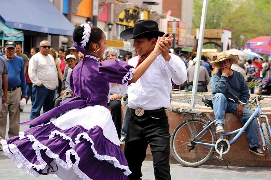 Entre Pachucos, Payasos y Música: La Diversión en el Centro de Ciudad Juárez