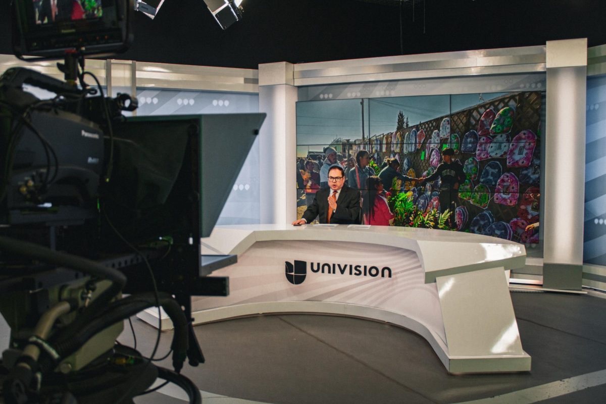 Presentador y Productor de Noticias 26 Héctor Urrutia, tiene casi cuatro décadas de experiencia trabajando en ambas cadenas, Univisón y Telemundo.