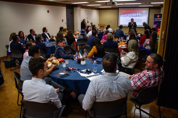 
Consejeros, directores y representantes de UTEP realizaron un evento el 17 de septiembre para discutir oportunidades para estudiantes internacionales.