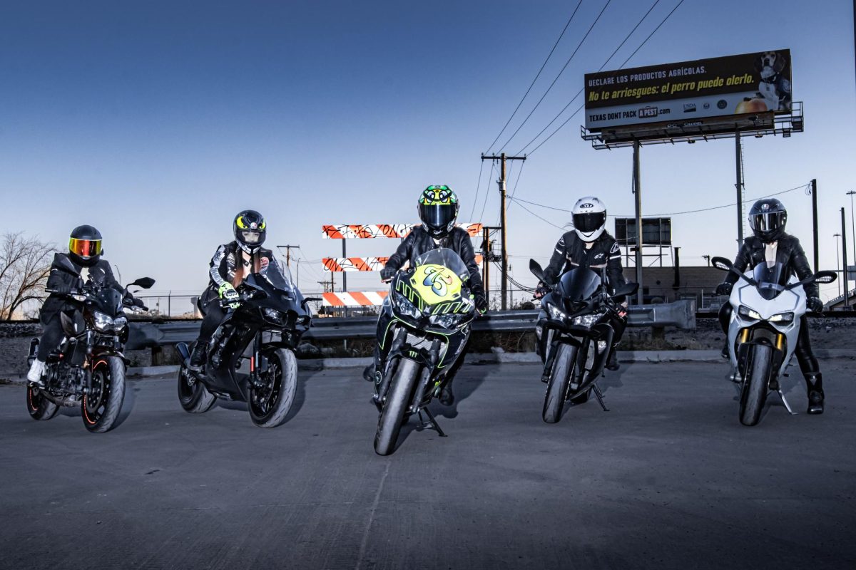 [De izquierda a derecha] Adriana Carrillo, Sylvia Valtierrez, Janeth Edwards, Michelle Sapien, y Cynthia Arceo les gusta la adrenalina que conlleva conducir motocicletas. 