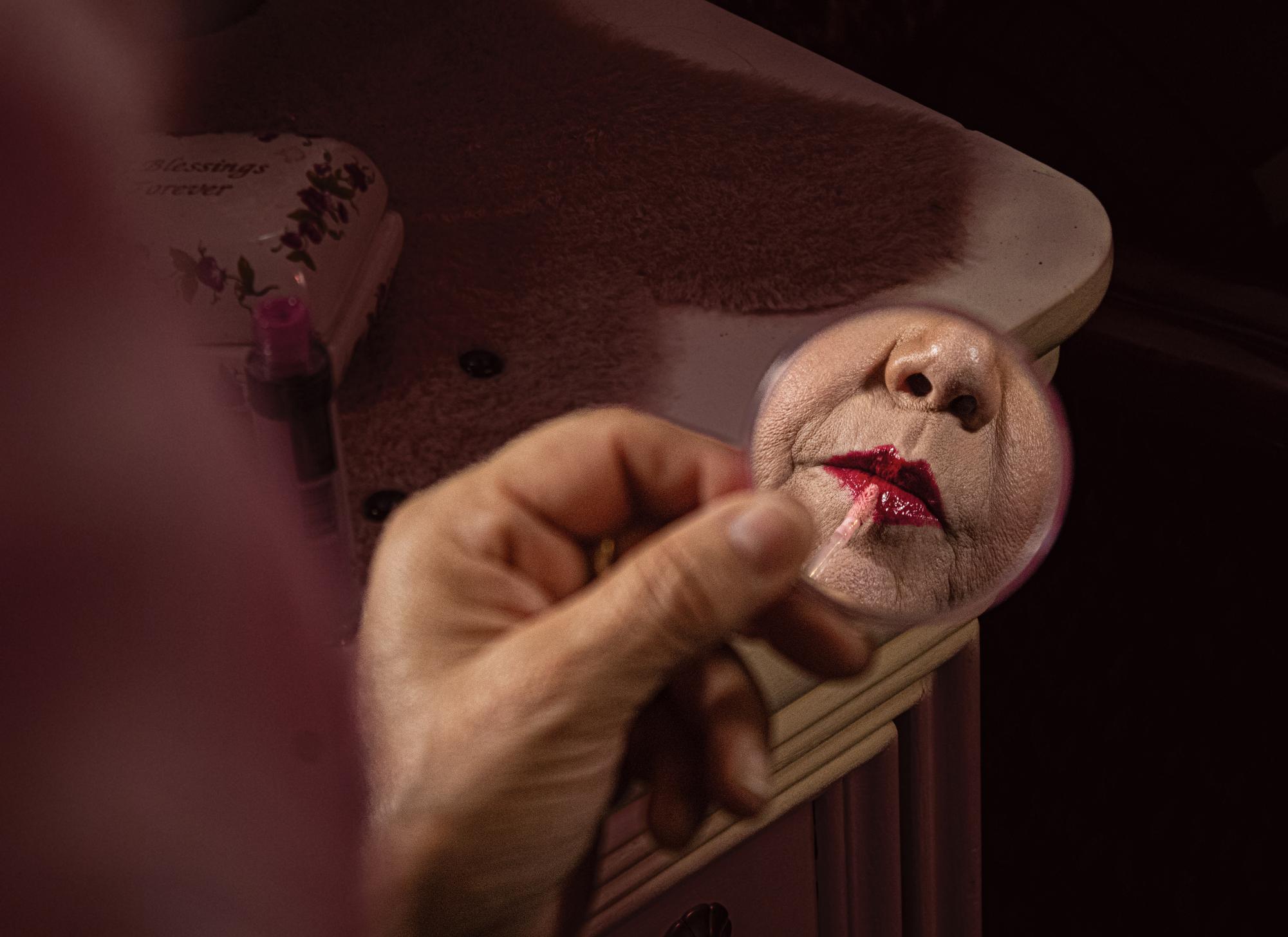 Tras años de depresión, negatividad e inseguridades, ella aprendió a usar el maquillaje como una manera de resaltar sus facciones en vez de ocultarlas.
